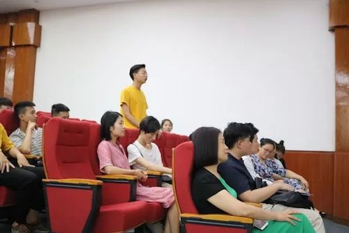 凯发k8国际艺术家石叔诚与特邀艺术家顾平受邀于成都大学东盟艺术学院、音乐与舞蹈学院艺术实践周开展公开课